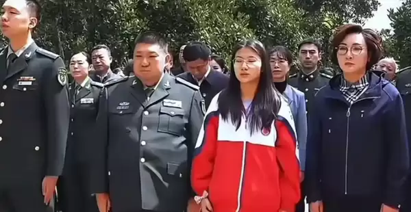 毛泽东唯一孙子毛新宇全家4口 祭拜杨开慧