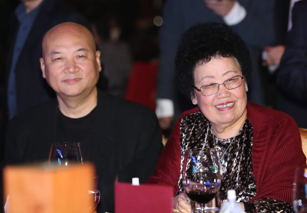 陈丽华的城门梦：曾经的女首富和她的紫檀收藏