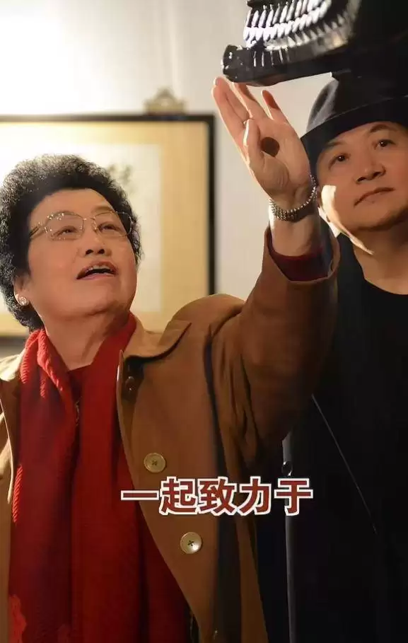 迟重瑞陈丽华全家福曝光，4个儿女都很优秀