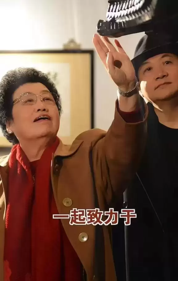 迟重瑞陈丽华全家福曝光，4个儿女都很优秀