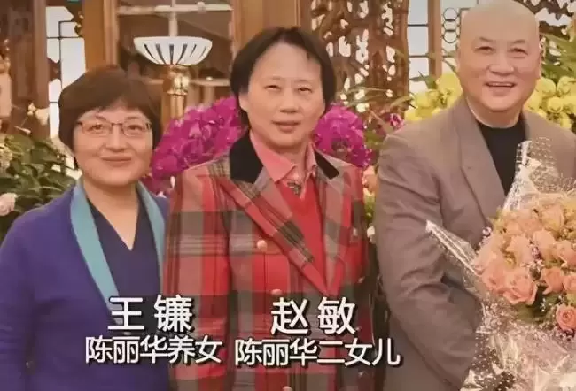 迟重瑞陈丽华全家福曝光，4个儿女都很优秀