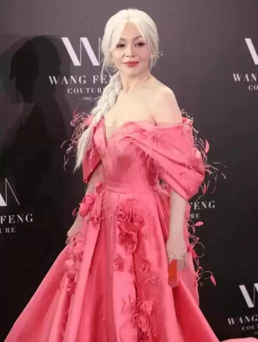 上海时装周最尬红毯：王琳用力过猛，钟丽缇一家演得累