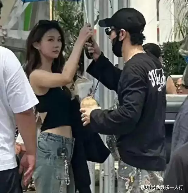 黄晓明又新恋情!网友:他是离开女人就睡不着觉吗?