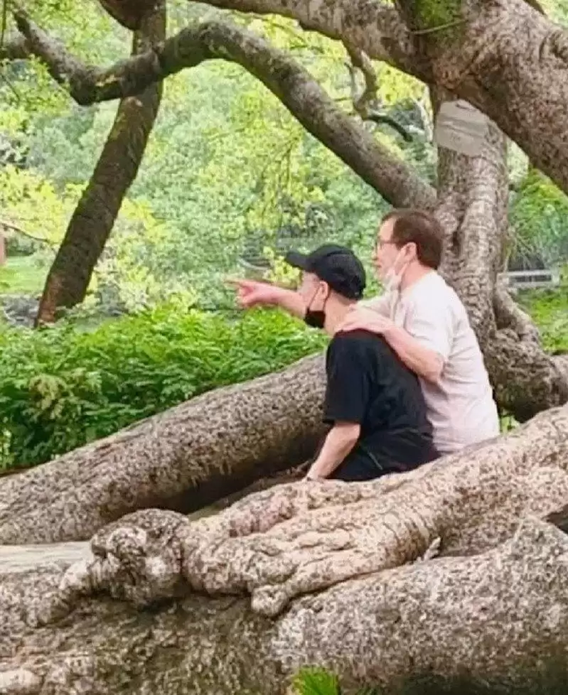 成龙72岁生日房祖名陪出游 父子渐变亲密 曾一度疏离断联