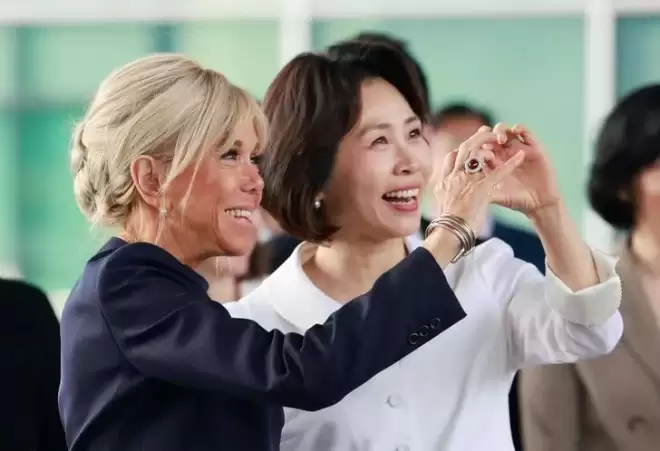 特朗普意外力挺马克龙的妻子 “她根本不是男人”