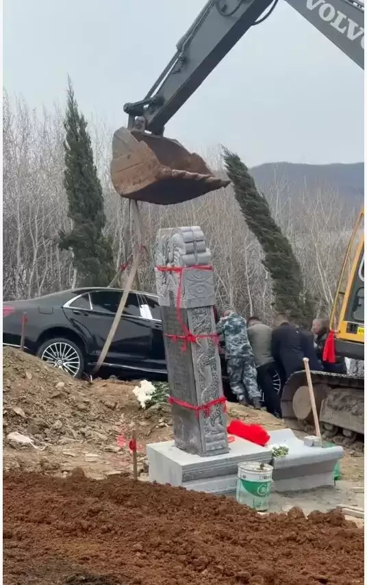 “辽*8888*”真奔驰车陪葬?律师称此行为涉嫌违法