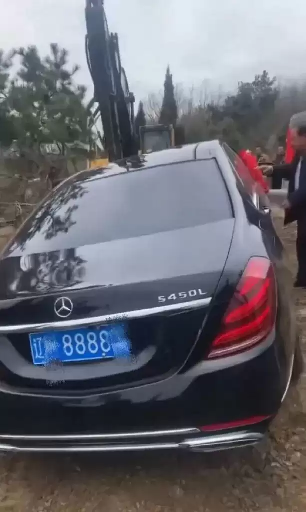 “辽*8888*”真奔驰车陪葬?律师称此行为涉嫌违法