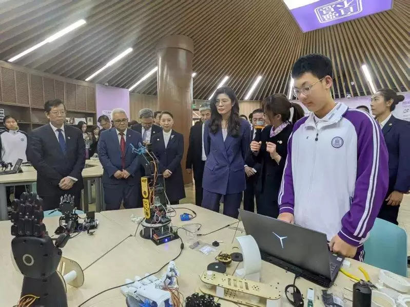 郑习会后 郑丽文参访“清华附中”看学生操作机器人