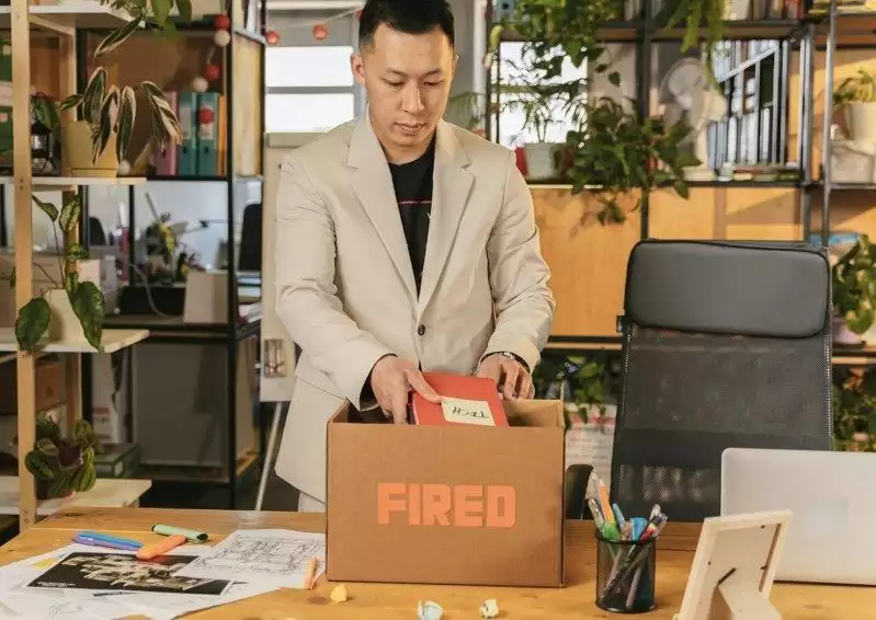 华人花一年才找到工作 上班不到半年又被裁