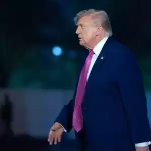 特朗普称美开始清理荷莫兹海峡 Axios：几艘美国军舰通过