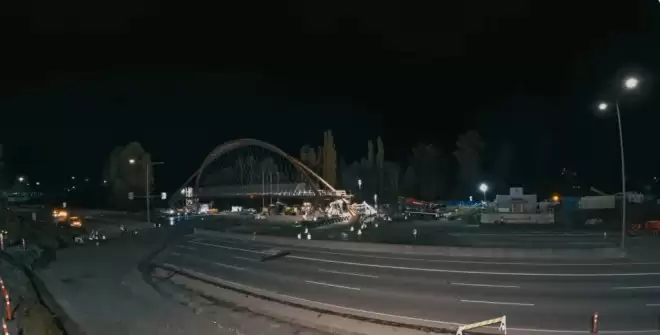 震撼！大温天桥竟“漂移”横跨1号高速 现场画面刷屏