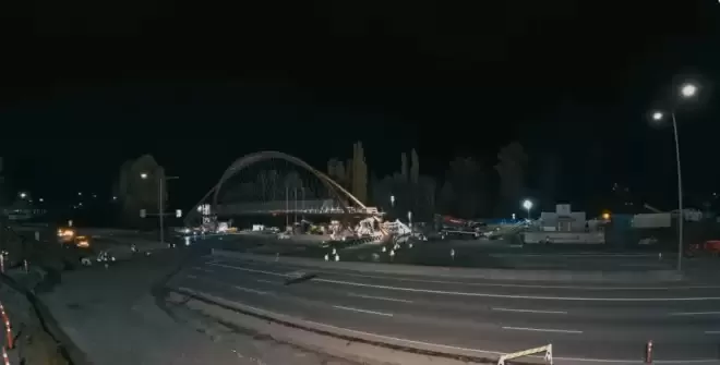 震撼！大温天桥竟“漂移”横跨1号高速 现场画面刷屏