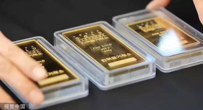 他脑出血 床底藏200枚巨型金币！妻一翻出当场崩溃