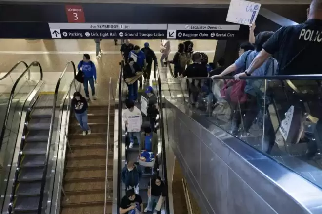 华大博士带13岁儿子入境被当场遣返 机场爆抗议...