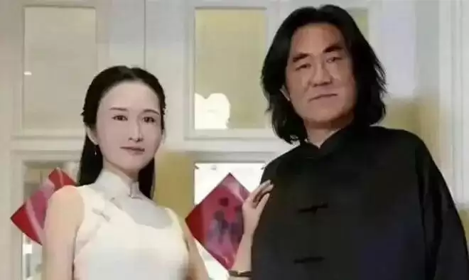 74岁张纪中剃光胡子染黑发，保姆开门没认出！