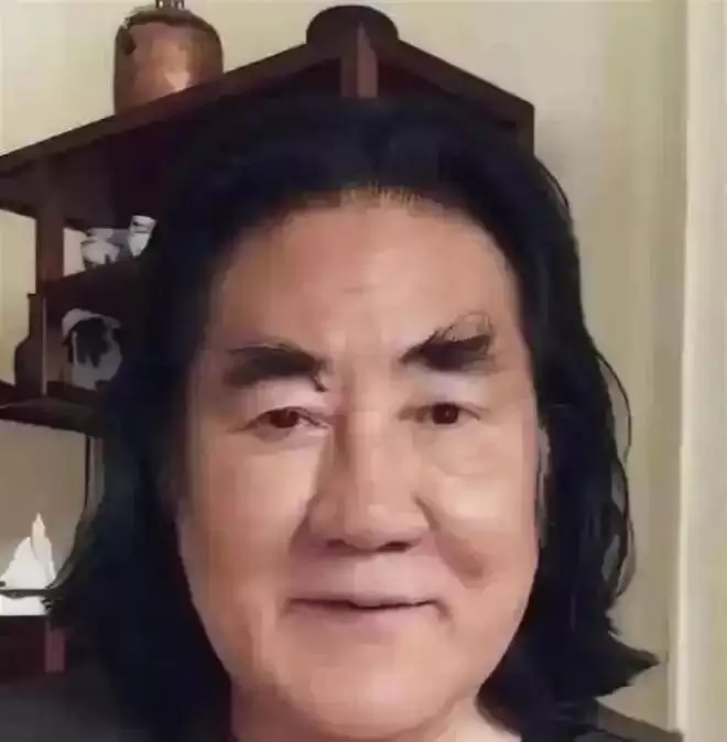 74岁张纪中剃光胡子染黑发，保姆开门没认出！