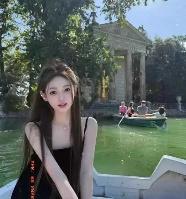 王思聪带三个美女韩国吃饭被偶遇，头发稀疏