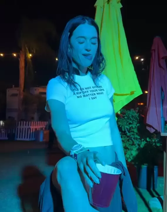 特鲁多和女友现身音乐节! 听比伯唱《Baby》, 坐地上炫面条!