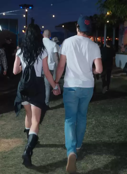 特鲁多和女友现身音乐节! 听比伯唱《Baby》, 坐地上炫面条!