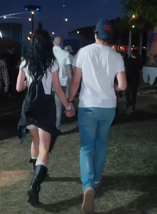 特鲁多和女友现身音乐节! 听比伯唱《Baby》, 坐地上炫面条!