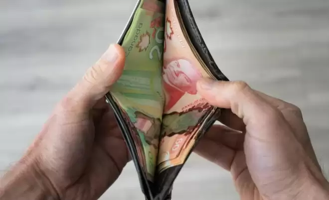炸锅了! 加拿大36%打工人每周白干一天, 工资白丢上百万!