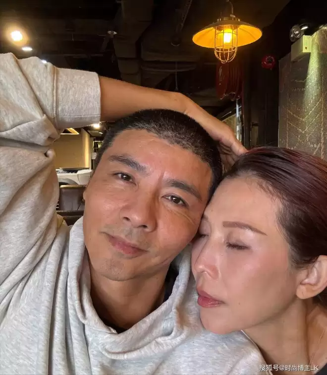 张晋蔡少芬也太真实了！无美颜怼脸拍