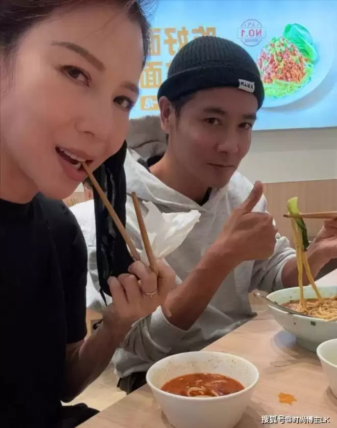 张晋蔡少芬也太真实了！无美颜怼脸拍