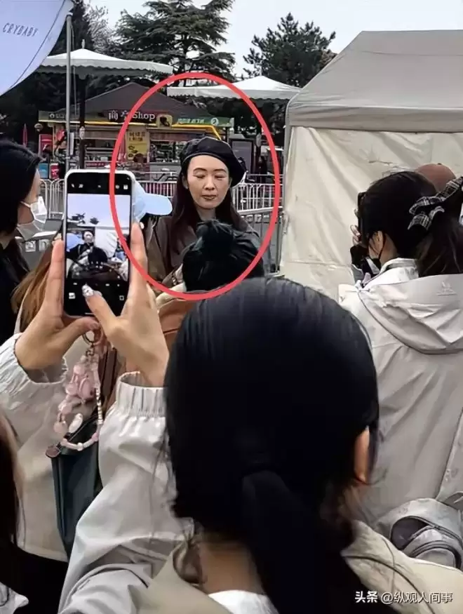 童瑶咋老成这了！妆容老土嚼东西像没牙一样