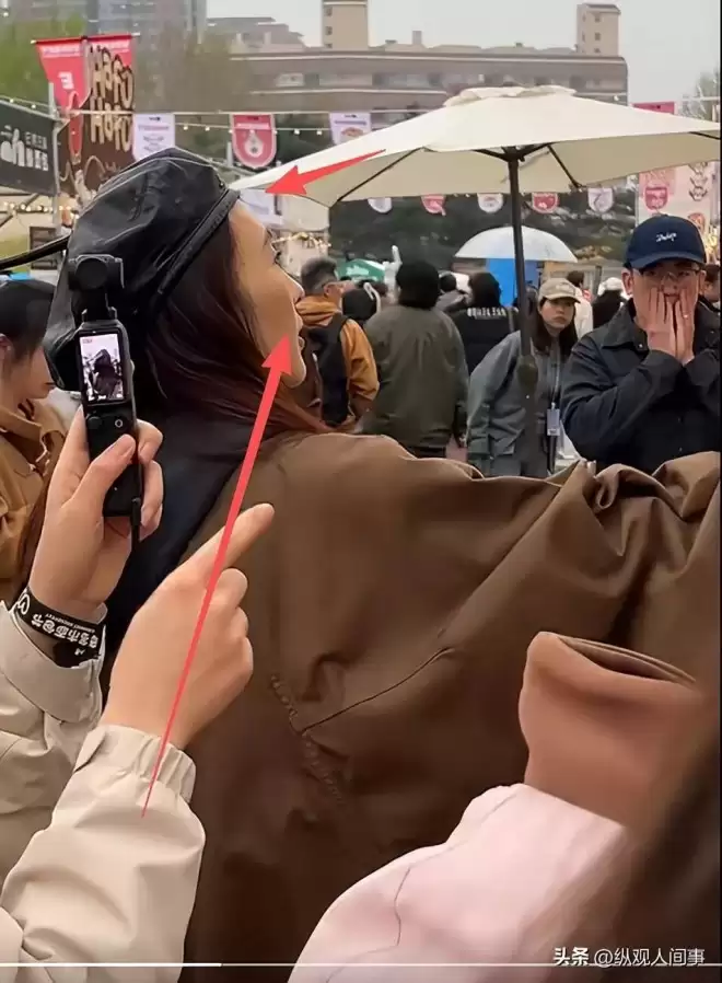 童瑶咋老成这了！妆容老土嚼东西像没牙一样