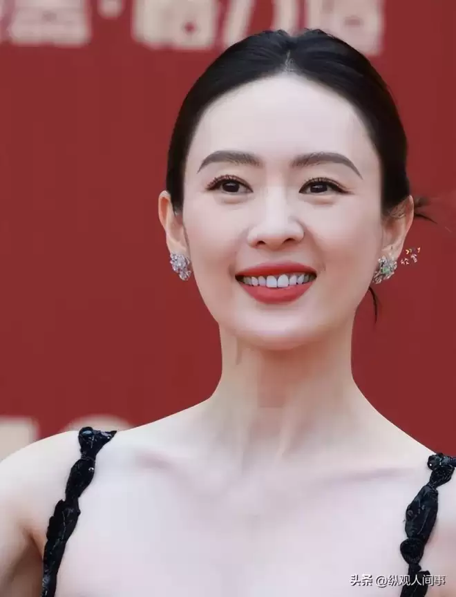 童瑶咋老成这了！妆容老土嚼东西像没牙一样