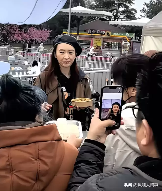 童瑶咋老成这了！妆容老土嚼东西像没牙一样