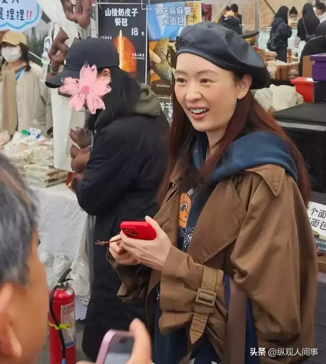 童瑶咋老成这了！妆容老土嚼东西像没牙一样