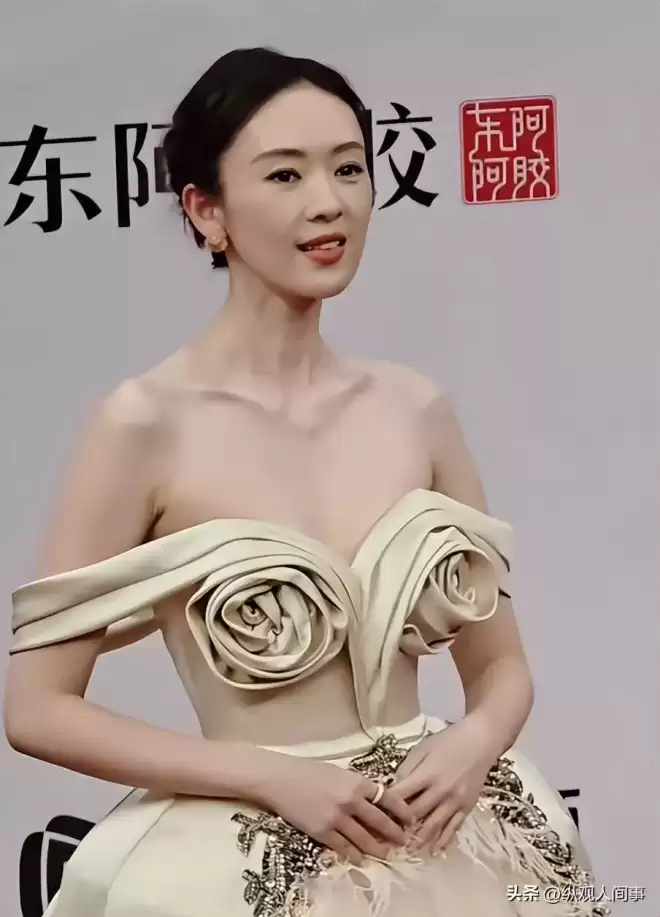 童瑶咋老成这了！妆容老土嚼东西像没牙一样