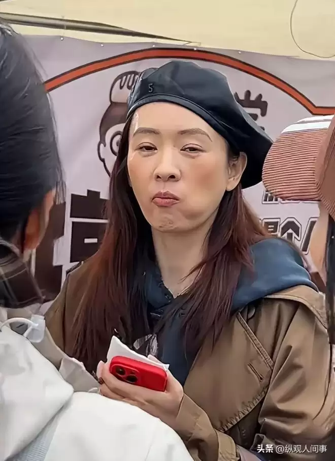 童瑶咋老成这了！妆容老土嚼东西像没牙一样