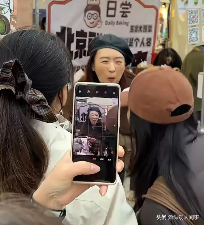 童瑶咋老成这了！妆容老土嚼东西像没牙一样