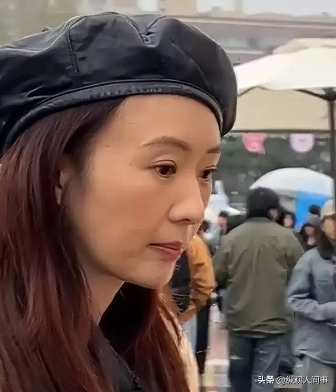 童瑶咋老成这了！妆容老土嚼东西像没牙一样
