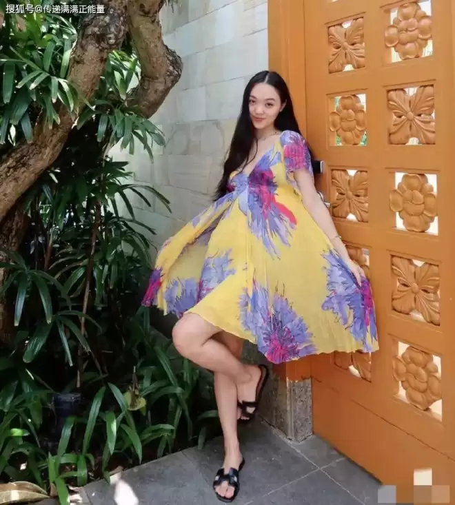 2个细节反差，李连杰女儿晒合影真只靠妈妈基因？