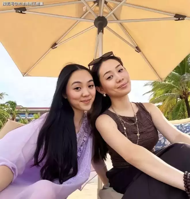 2个细节反差，李连杰女儿晒合影真只靠妈妈基因？