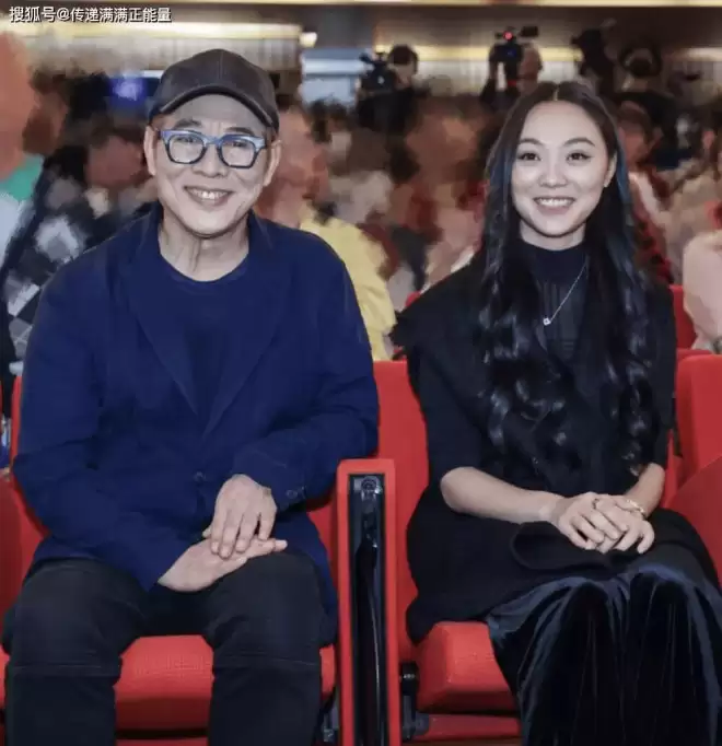 2个细节反差，李连杰女儿晒合影真只靠妈妈基因？