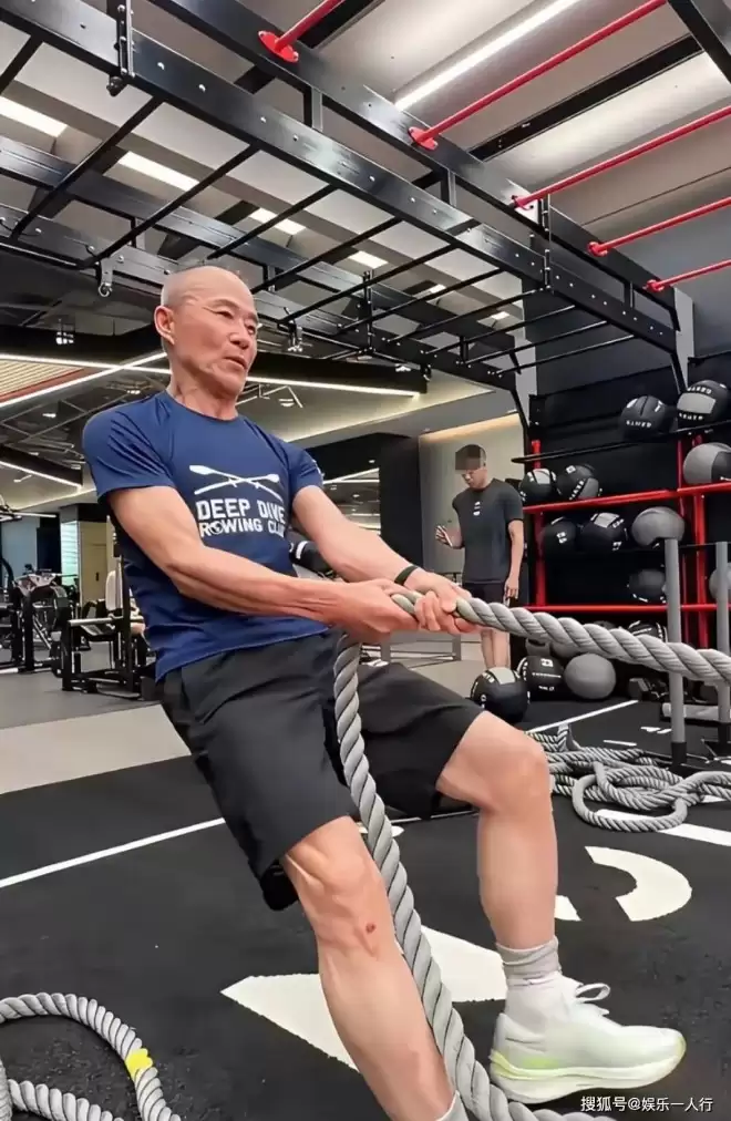 王石最新露面照曝光,否认被抓,在深圳划帆船....