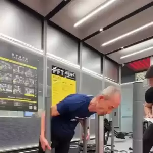 王石最新露面照曝光,否认被抓,在深圳划帆船....