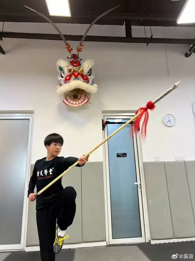 理想夫妻样板!吴京晒照在家带娃,谢楠浪姐发言圈粉