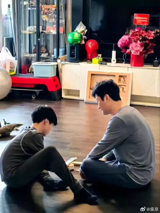 理想夫妻样板!吴京晒照在家带娃,谢楠浪姐发言圈粉
