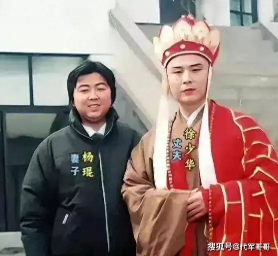 67岁徐少华近况：娶同学杨琨恩爱42年 县城商演