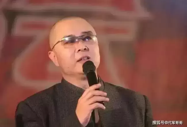 67岁徐少华近况：娶同学杨琨恩爱42年 县城商演
