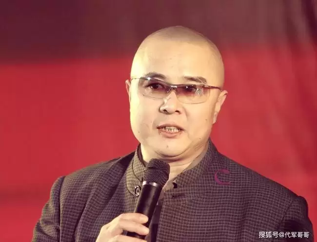 67岁徐少华近况：娶同学杨琨恩爱42年 县城商演
