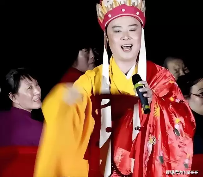 67岁徐少华近况：娶同学杨琨恩爱42年 县城商演