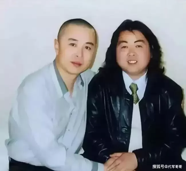 67岁徐少华近况：娶同学杨琨恩爱42年 县城商演