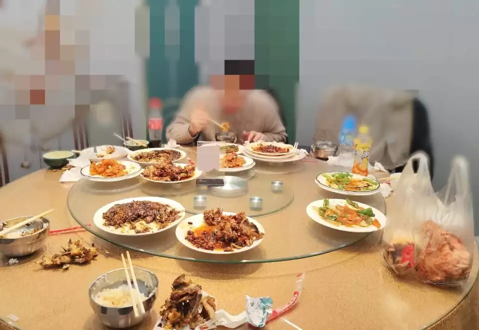 长期在餐馆吃陌生人剩菜：越界的快感 停不下来