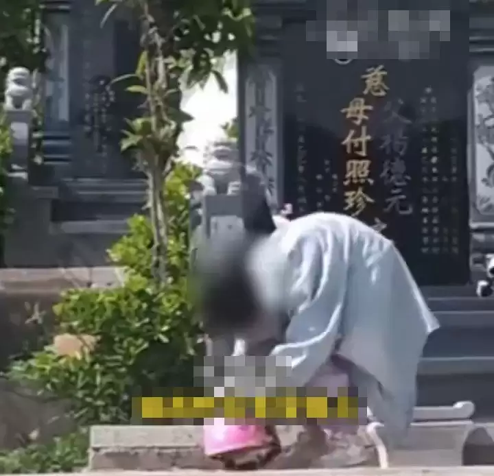 小孙女睡外公外婆墓前  父亲：她自幼由二人照顾︱有片